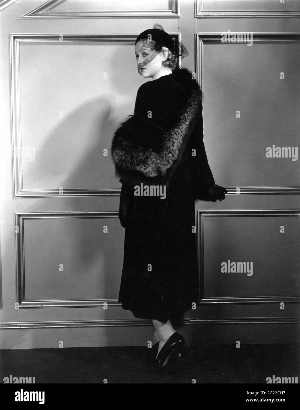 GLORIA STUART 1932 Full Length Portrait publicity for Universal Pictures Stock Photo