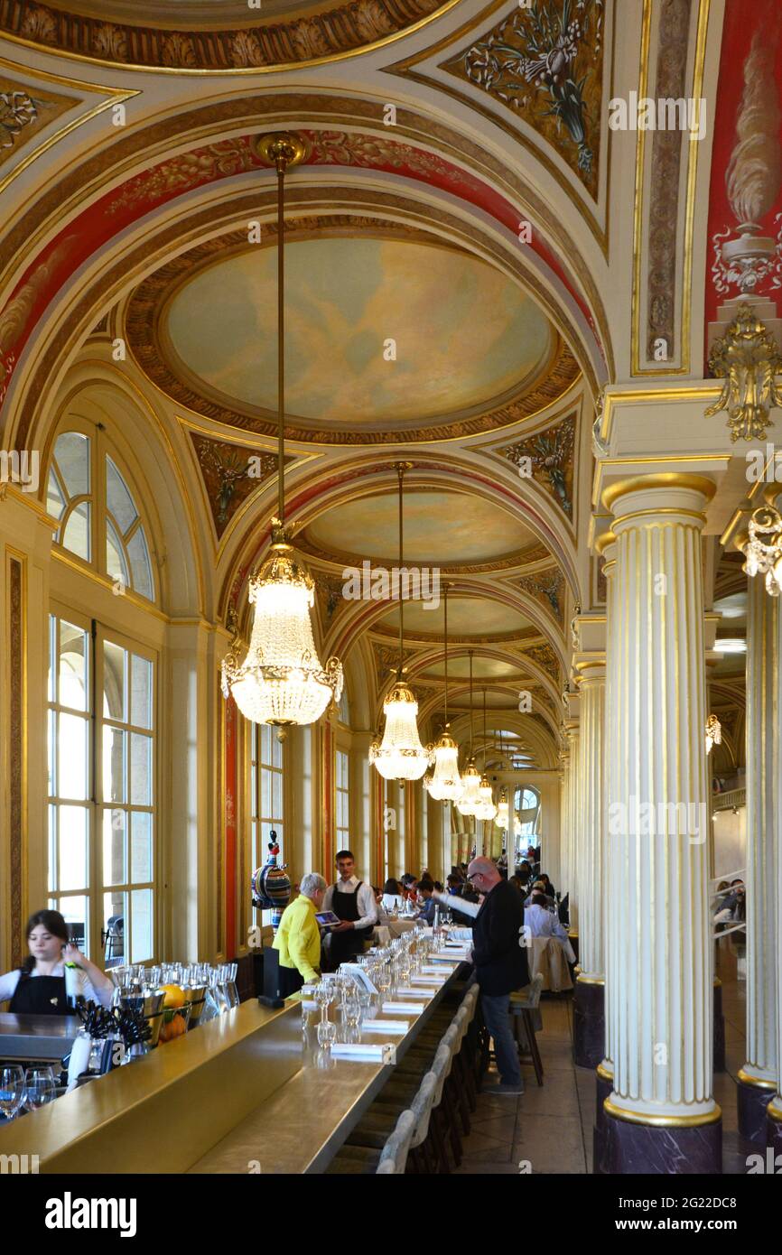 FRANCE. NOUVELLE-AQUITAINE. GIRONDE (33). BORDEAUX. THE RESTAURANT LE QUATRIEME MUR, INSIDE THE OPERA OF BORDEAUX, IS OWNED BY THE CHEF PHILIPPE ETCHE Stock Photo