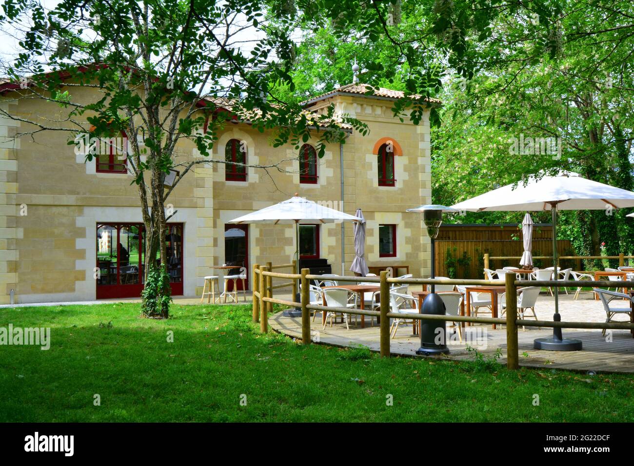 FRANCE. NOUVELLE-AQUITAINE .GIRONDE (33). LEOGNAN. THE CHATEAU LEOGNAN HAS CREATED THE RESTAURANT LE MANEGE WITH THE CHEF FLORA MIKULA IN A FORMER STA Stock Photo