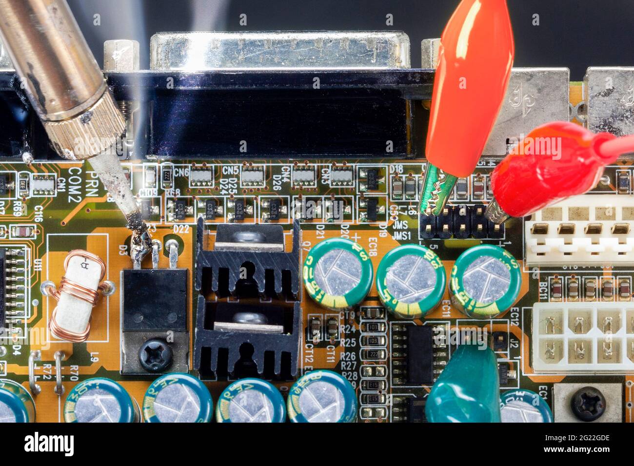 Прозвонка микросхем мультиметром. Мультиметр измерение напряжения 12 вольт. Прозвонка платы мультиметром. Прозвонка полевых транзисторов мультиметром. Как проверить микросхему на работоспособность.