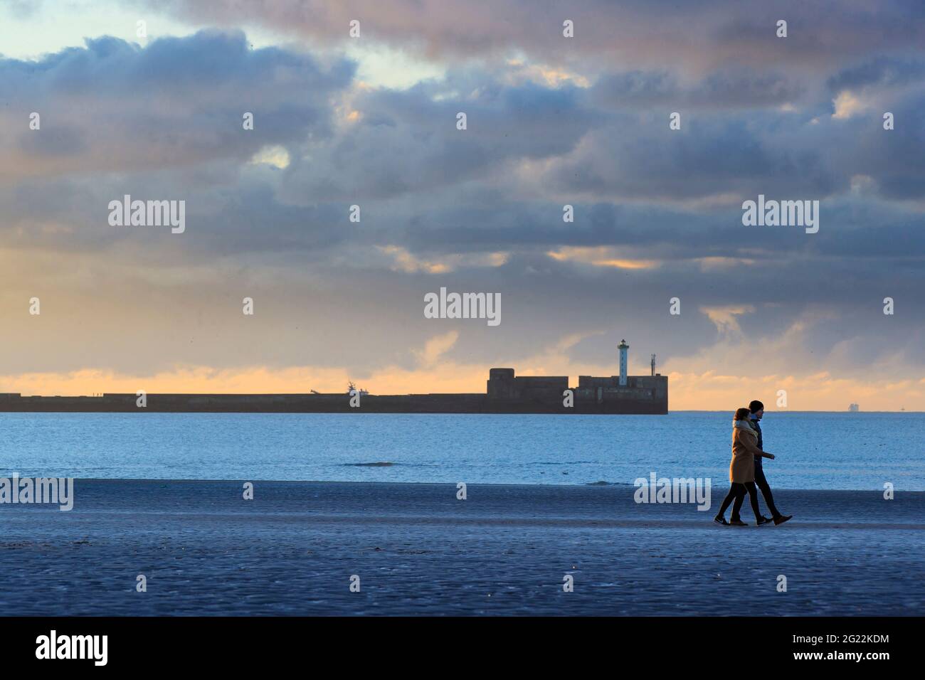 Boulogne sur Mer (62): walkers on the beach in the evening, with the Carnot dike in the background Stock Photo