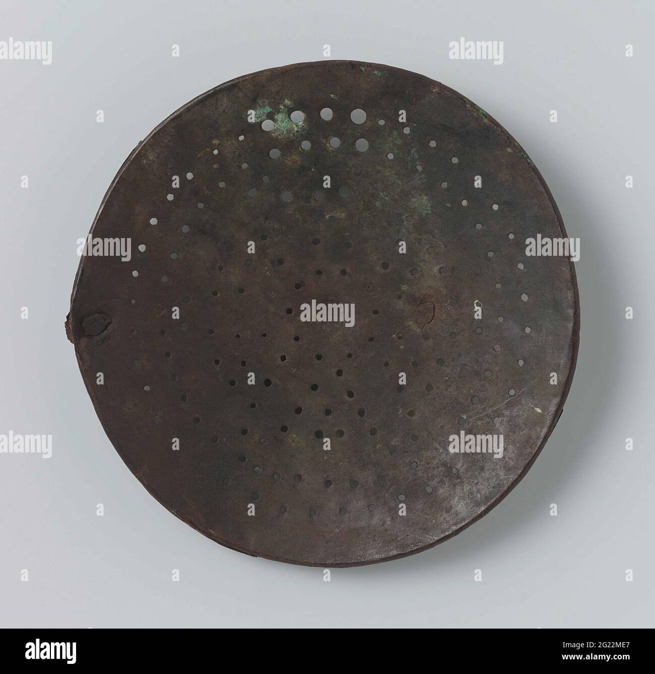 Sieve of a copper skimmer with holes in the form of two concentric