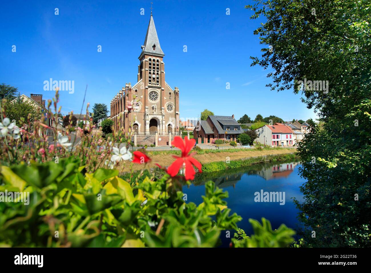 Pont Remy (northern France): the River Somme and St. Peter's Church (Church of Saint Pierre) Stock Photo