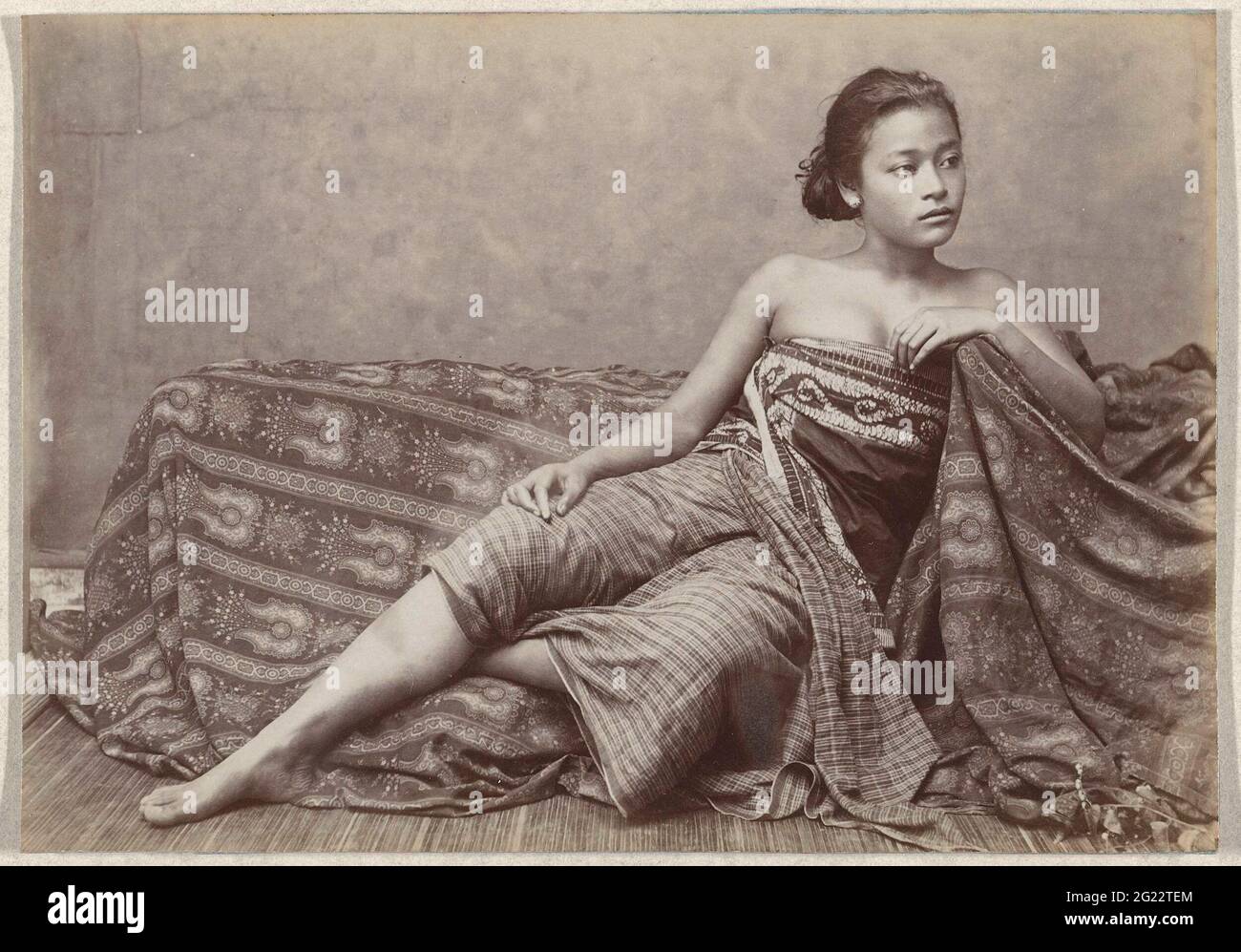 Portrait of a javan woman in traditional clothing Stock Photo - Alamy