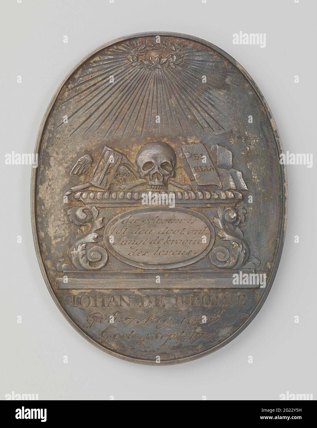 Death of Johannes de Bruine, pastor at De Knipe, Staveren, Sluis, Wezel, Dordrecht and the S-Gravenhage. Silver oval medal. Front: skull, extinguished torch, winged hourglass, Bible and other books on altar with medallion with inscription, above it radiant olive wreath; Cut out: inscription. Downside: inscription; At the bottom of appreciation and mastertics Stock Photo