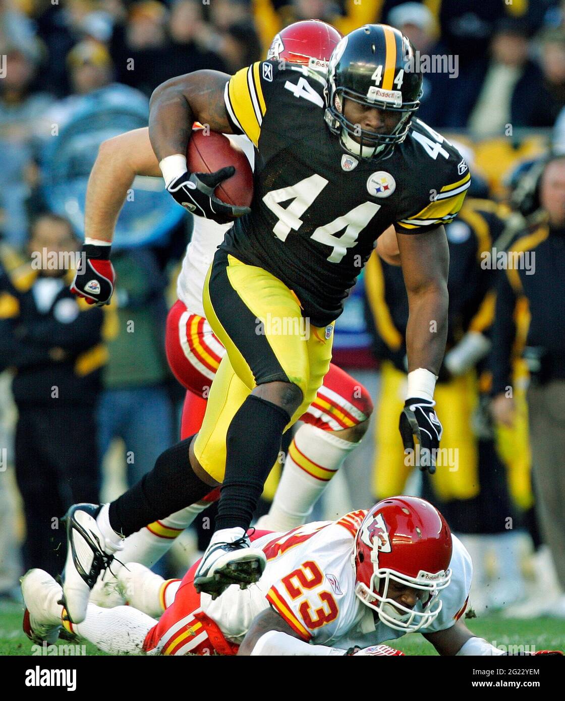 Pittsburgh, USA. 15th Oct, 2006. Pittsburgh Steelers running back Najeh Davenport (44) steps over Kansas City Chiefs' Patrick Surtain on a 48-yard run in the second quarter, at Heinz Field in Pittsburgh, Pennsylvania, Sunday, October 15, 2006. (Photo by John Sleezer/The Kansas City Star/TNS/Sipa USA) Credit: Sipa USA/Alamy Live News Stock Photo