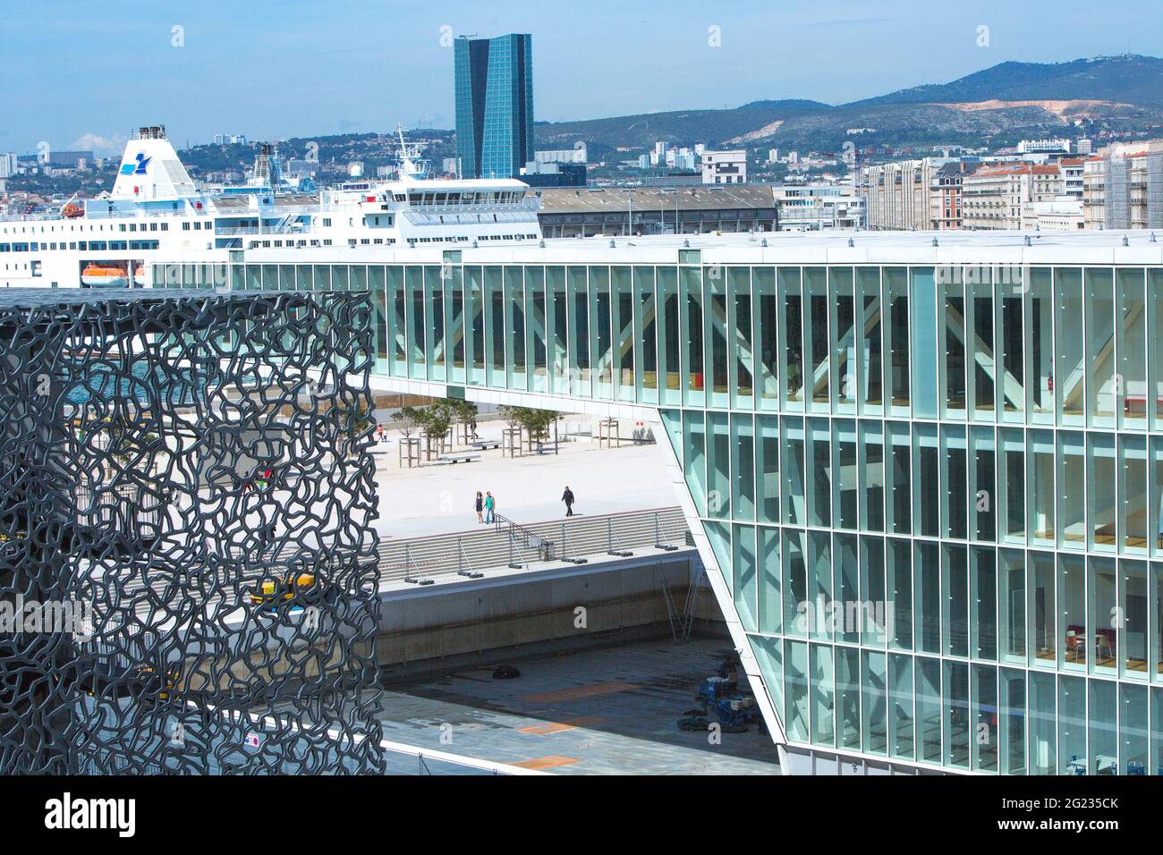 FRANCE. PROVENCE-ALPES-COTE D AZUR. MARSEILLE, ON J4 MOLE, THE MUCEM (MUSEUM OF CIVILIZATION OF EUROPE AND MEDITERRANEAN) BY THE ARCHITECT RUDY RICCIO Stock Photo