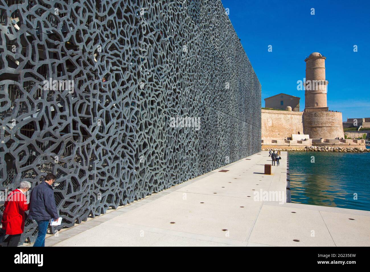 FRANCE. PROVENCE-ALPES-COTE D AZUR. MARSEILLE, ON J4 MOLE, THE MUCEM (MUSEUM OF CIVILIZATION OF EUROPE AND MEDITERRANEAN) BY THE ARCHITECT RUDY RICCIO Stock Photo