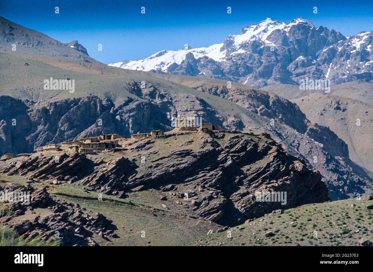Wide view of Drass, Gateway to Ladakh, backed by snow-capped mountains of the Himalayas. Kargil District, North India Stock Photo