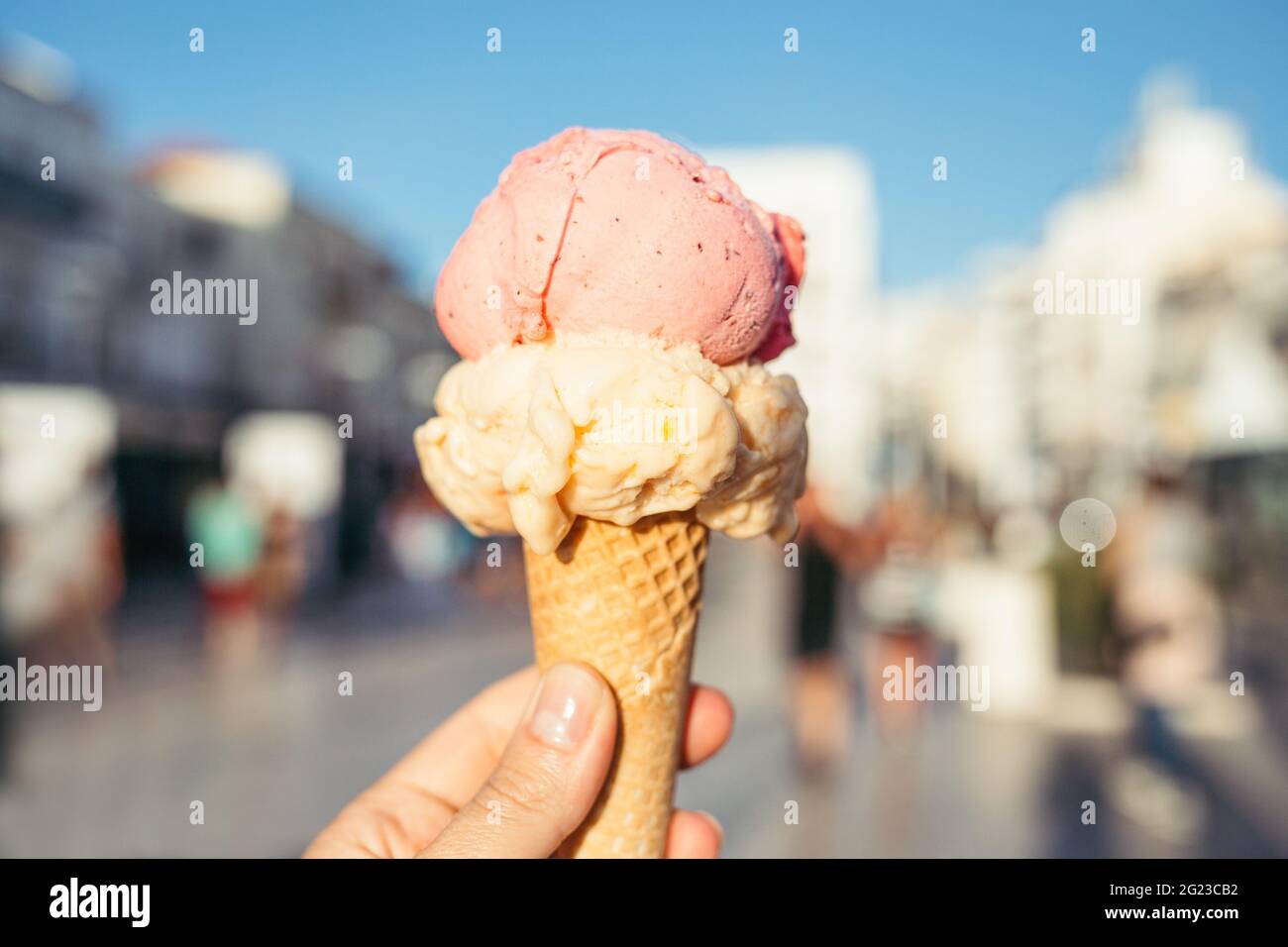 Ice cream cone hand hi-res stock photography and images - Alamy