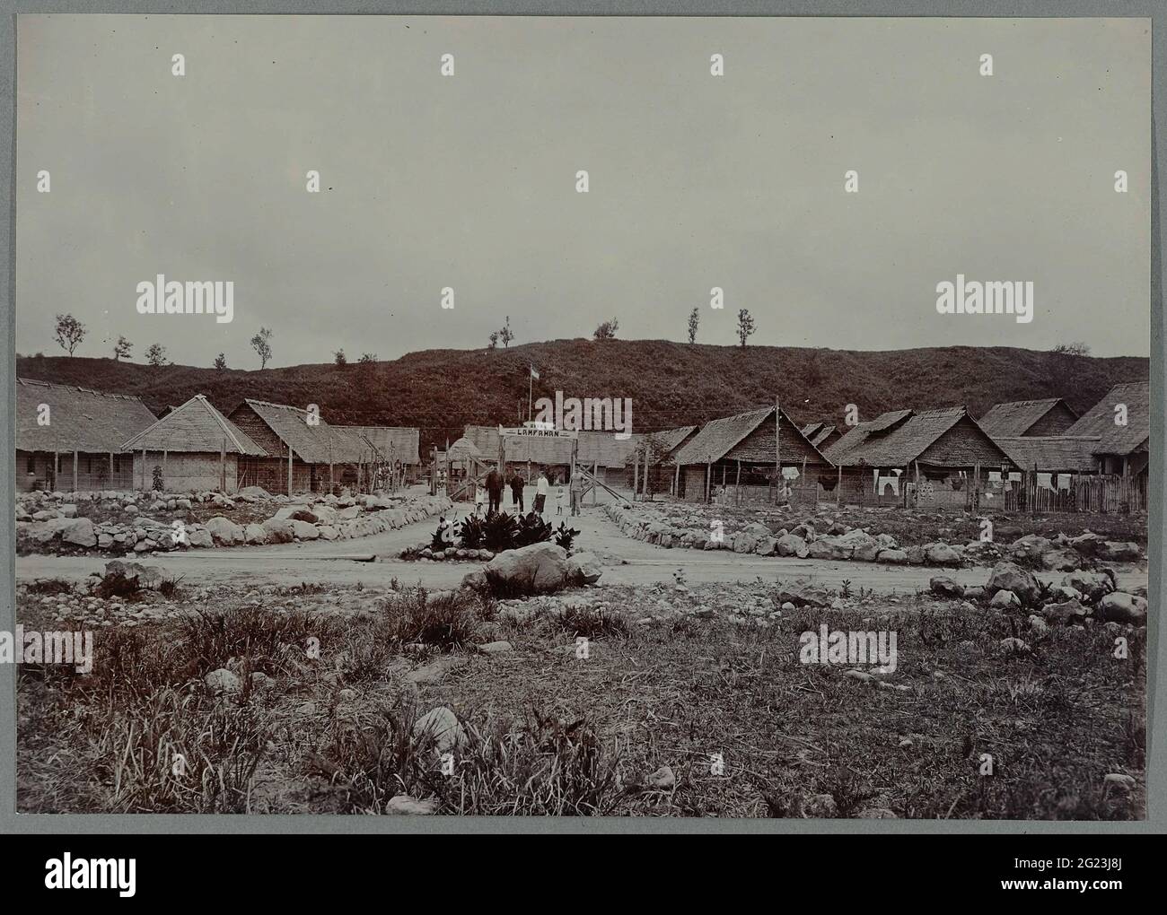 Bivouac Lampahan. View of the Bivouac Lampahan, for the gate a few soldiers and a woman and two children. Stacked photo in an album with 107 photos about the construction of the Gajoegweg on North Sumatra between Bireuen and Takenuen between 1903-1914. Stock Photo
