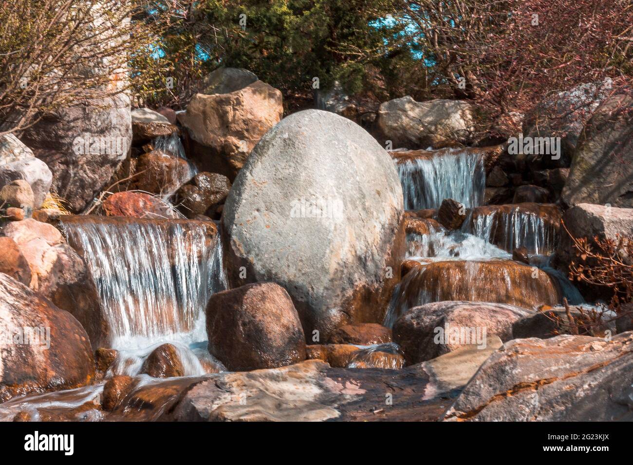 Water flowing over rocks lake hi-res stock photography and images - Alamy