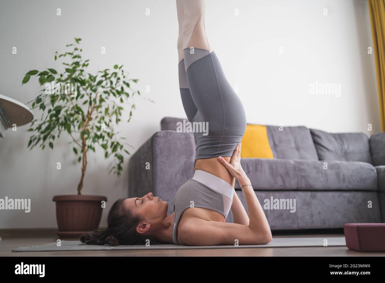Gymnastics shoulder woman stand hires stock photography and images Alamy