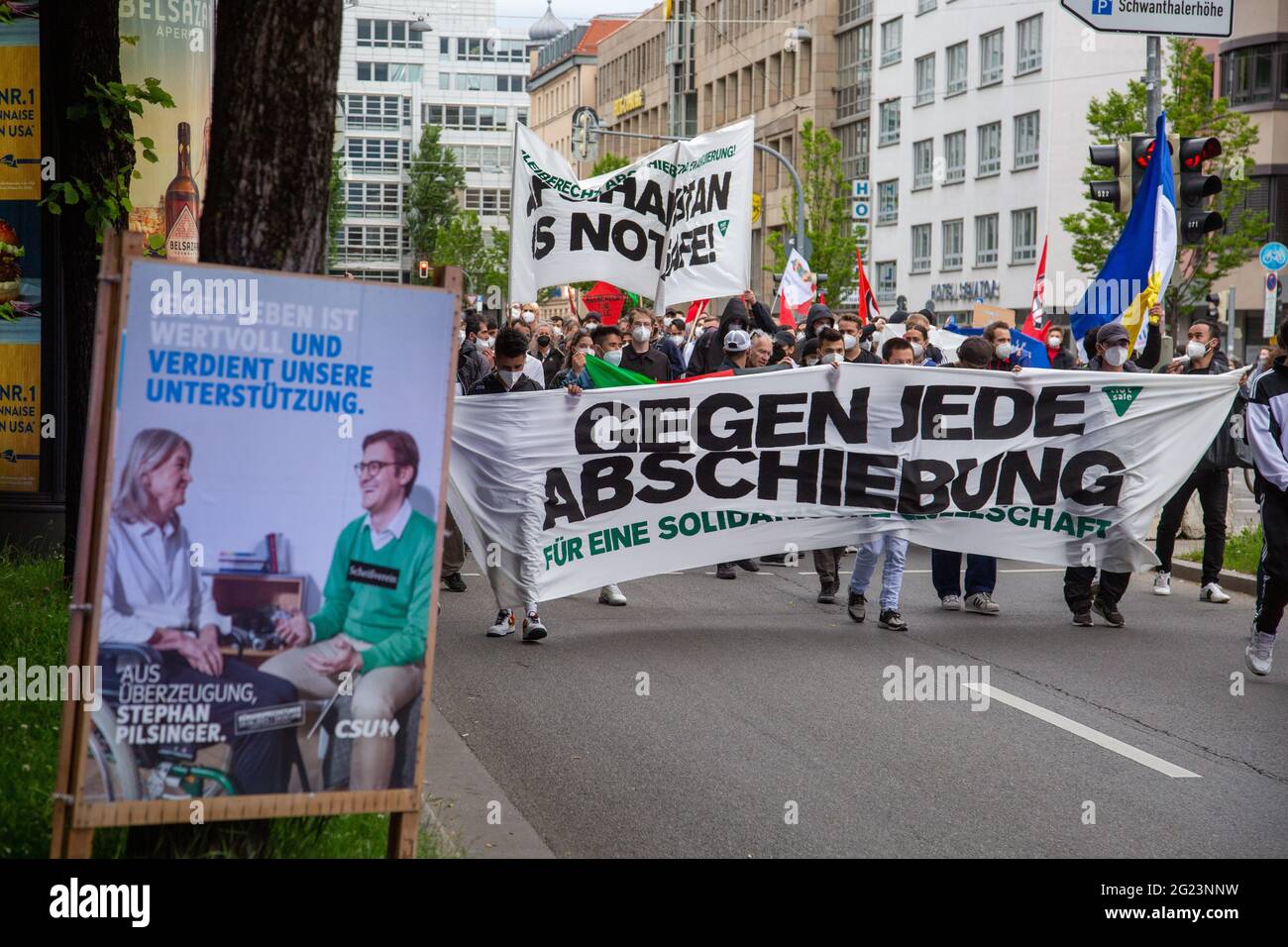 Hunderte Demonstrant*innen versammelten sich am 6.6.2021 in München, um gegen Abschiebungen nach Afghanistan zu demonstrieren. - Hundreds joined a demonstration against deportations to Afghanistan in Munich, Germany on June 6, 2021. (Photo by Alexander Pohl/Sipa USA) Stock Photo