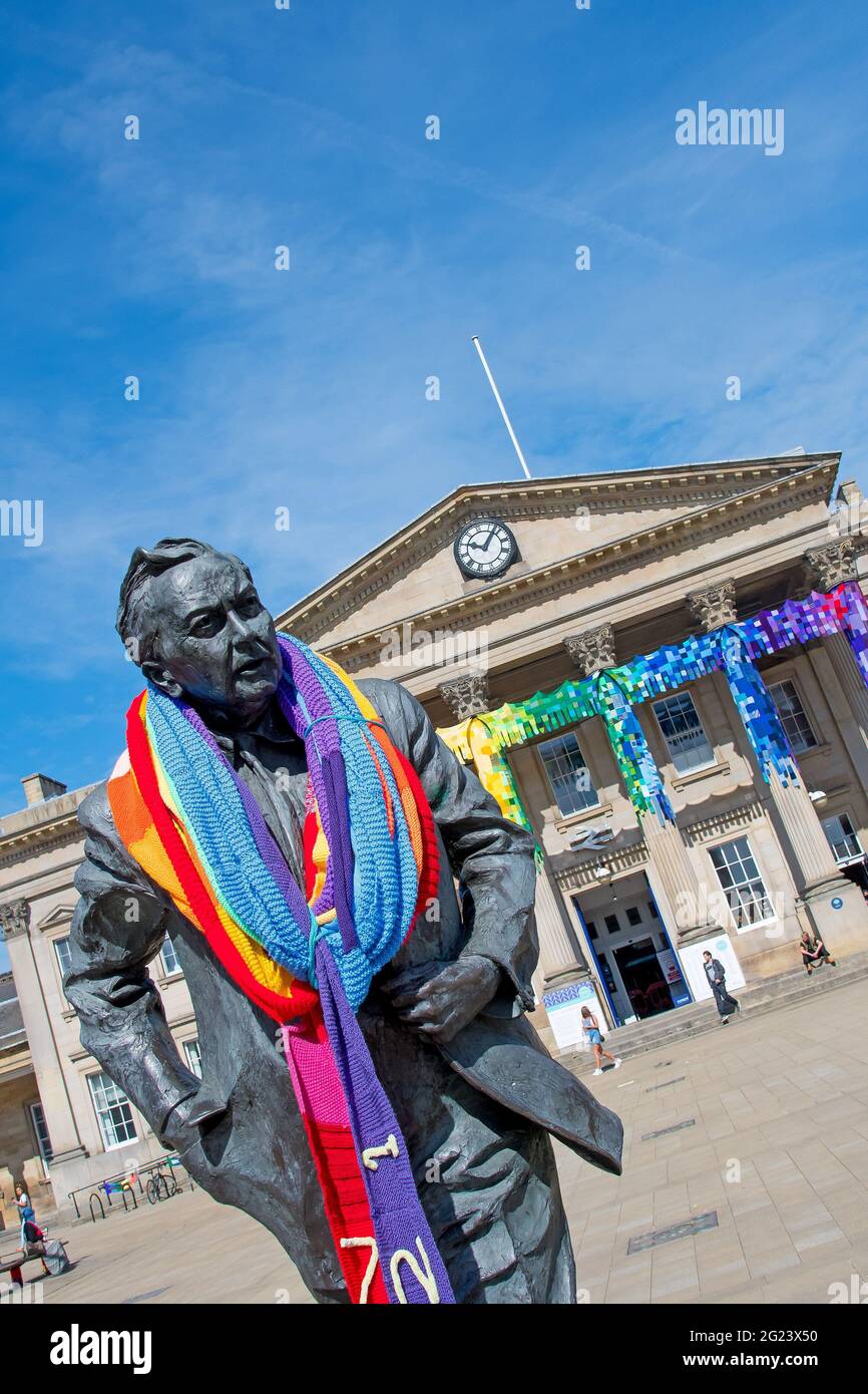 Yarn bombing statue hi-res stock photography and images - Alamy