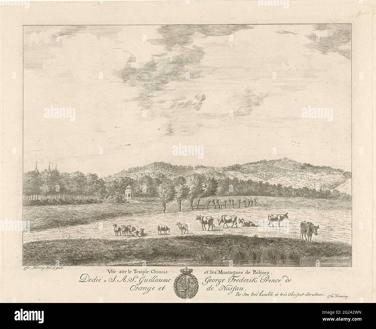 Face on landscape trillion; Vúe sur le temple Chinois et les Montagnes de Biljoen. View of a meadow with cows and sheep in the foreground at a waterfront. Left of the center of the landscape a garden house. At the bottom of the title, the weapon of Oranje-Nassau and three rules in French. Stock Photo