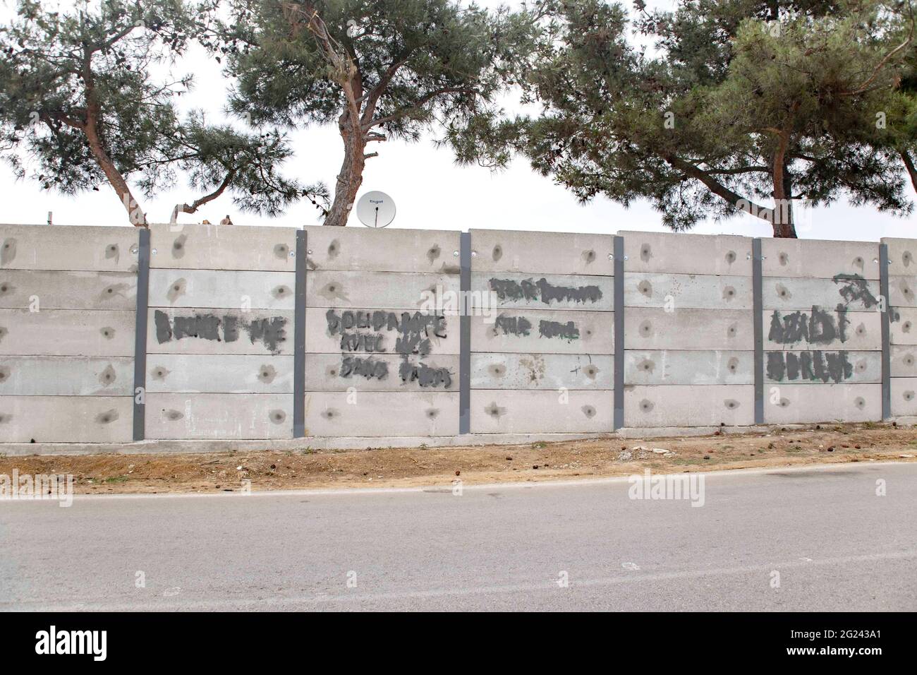 Thessaloniki, Greece. 07th June, 2021. View of a 3-meter grey wall constructed around the Diavata refugee camp near Thessaloniki. High concrete walls are being built around refugee camps on the Greek mainland and the Greek islands, a move Greece claims is for security purposes. (Photo by Nik Oiko/SOPA Images/Sipa USA) Credit: Sipa USA/Alamy Live News Stock Photo