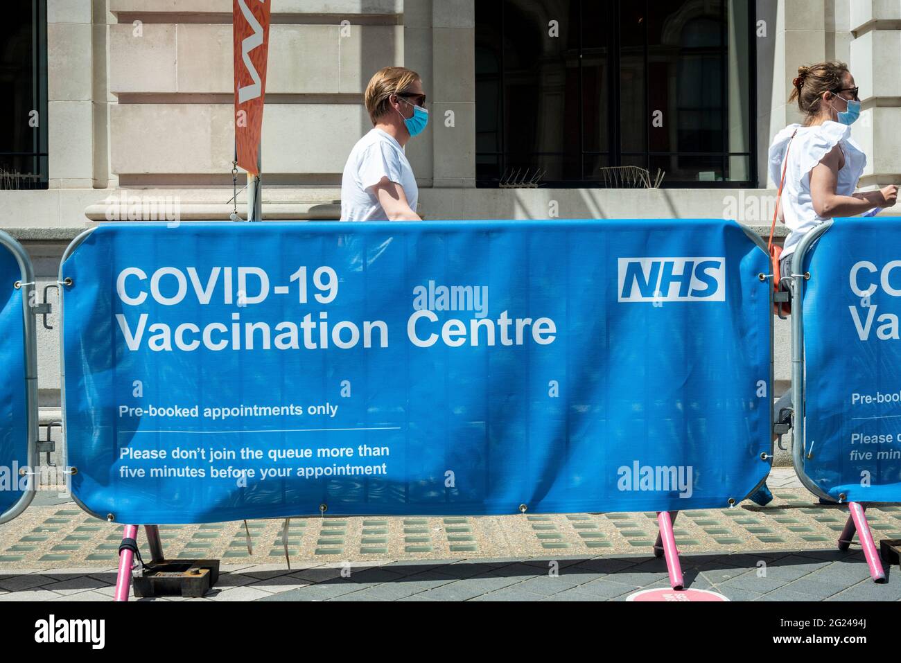 London, UK.  8 June 2021.  People arrive at an NHS vaccination centre at the Science Museum in South Kensington.  The UK government has announced that over 25s can now receive the coronavirus vaccine. Concerns about the impact of the so-called Indian variant on full relaxation of lockdown restrictions on June 21 continue. Credit: Stephen Chung / Alamy Live News Stock Photo