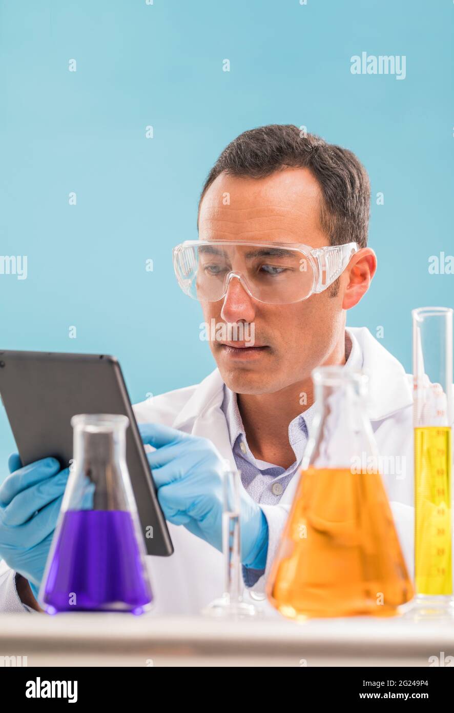 Tablet asian man scientist hi-res stock photography and images - Alamy