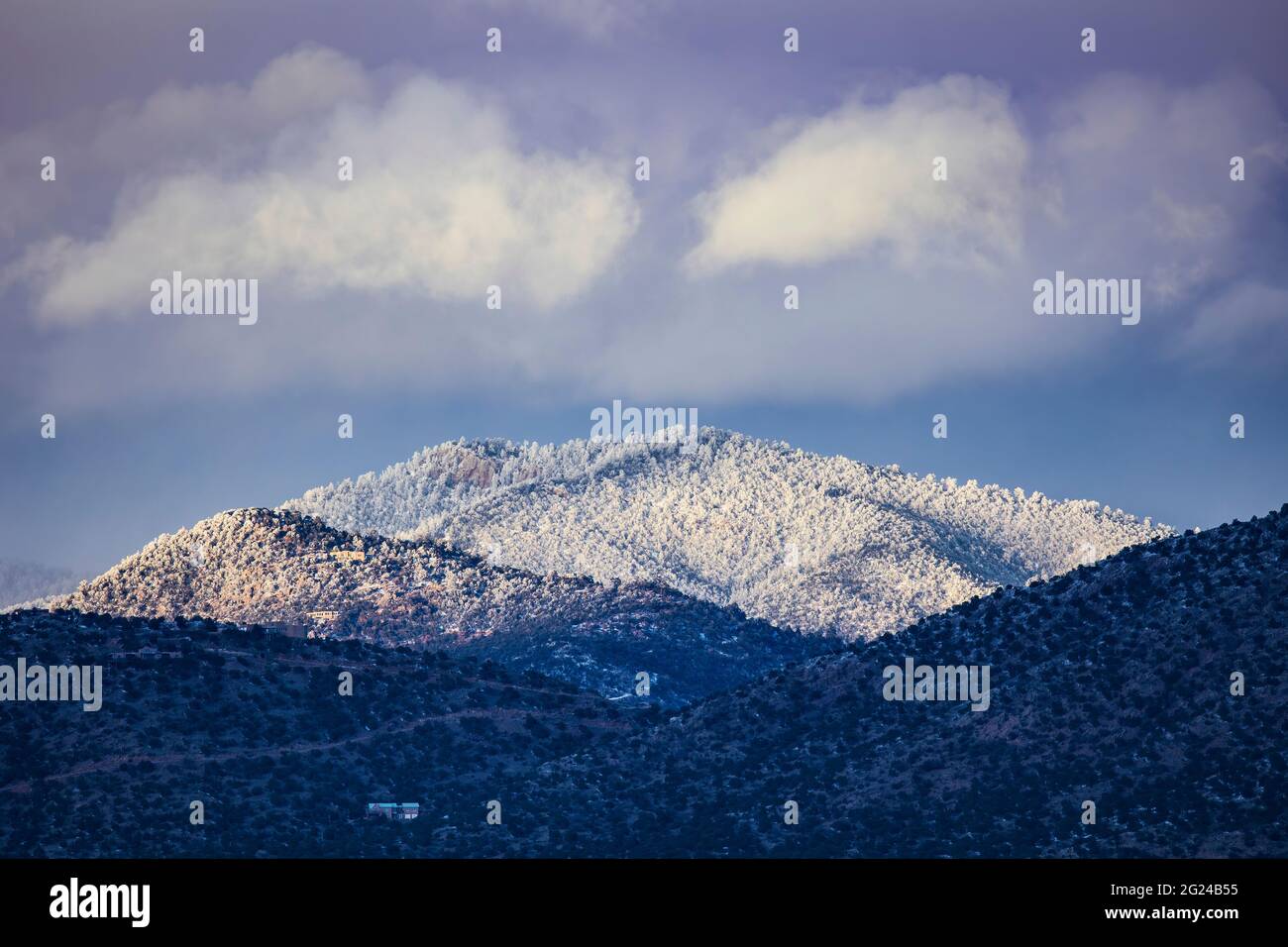 LIGHT SNOW ON THE SANGRE DE CRISTO MOUNTAINS, SANTA FE, NM, USA Stock Photo