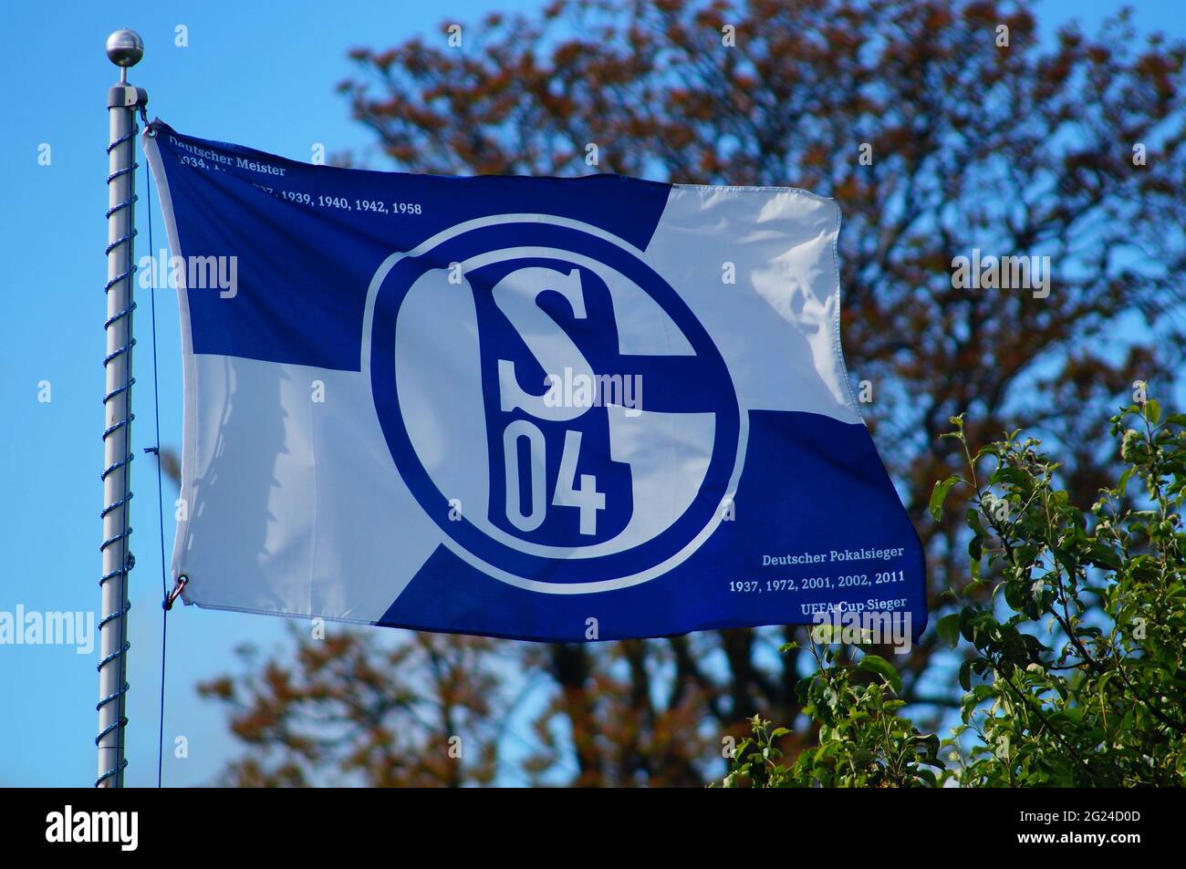 FRANKFURT, GERMANY - May 26, 2021: A Schalke 04 flag flies in an allotment garden in Frankfurt. After 30 years in the 1st Bundesliga, relegation to th Stock Photo