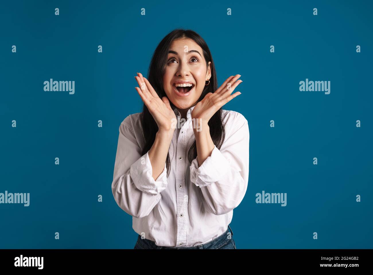 Excited beautiful asian girl expressing surprise at camera isolated ...