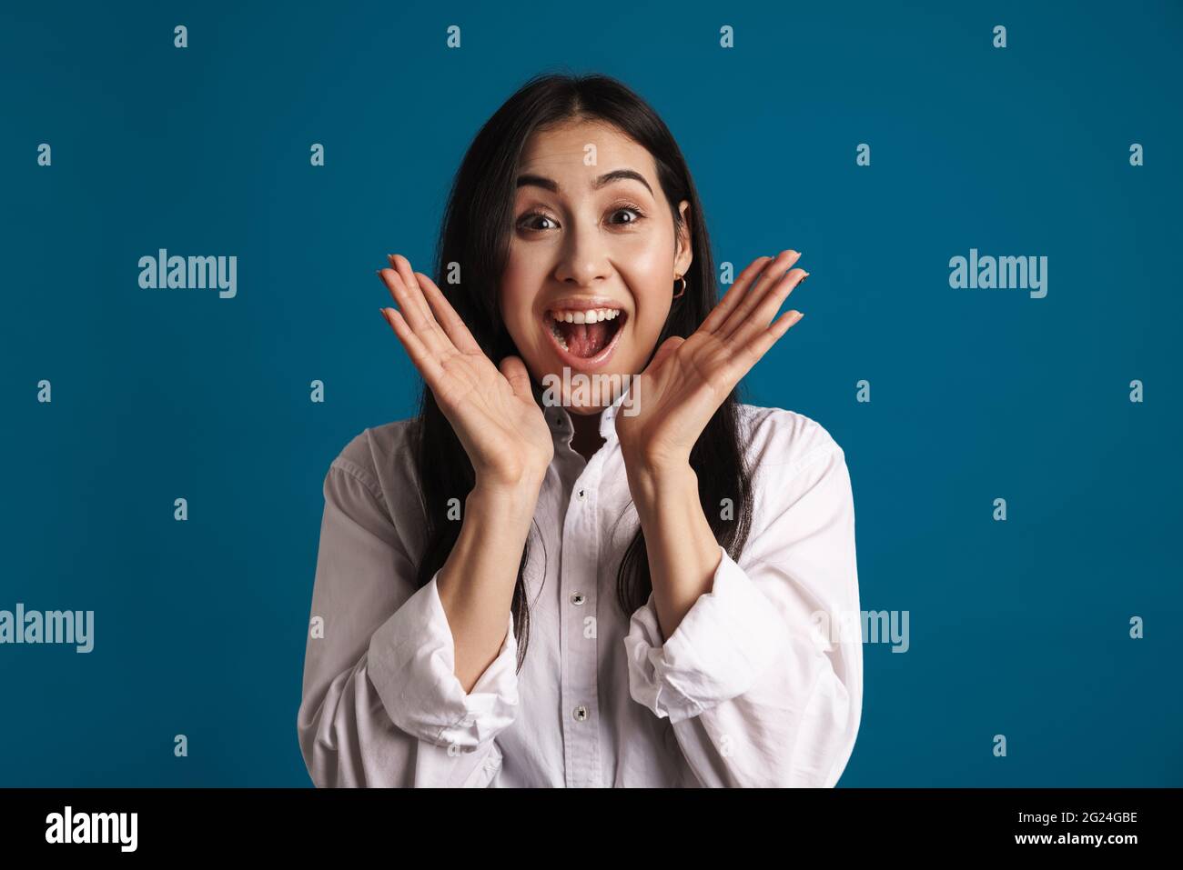 Excited beautiful asian girl expressing surprise at camera isolated ...