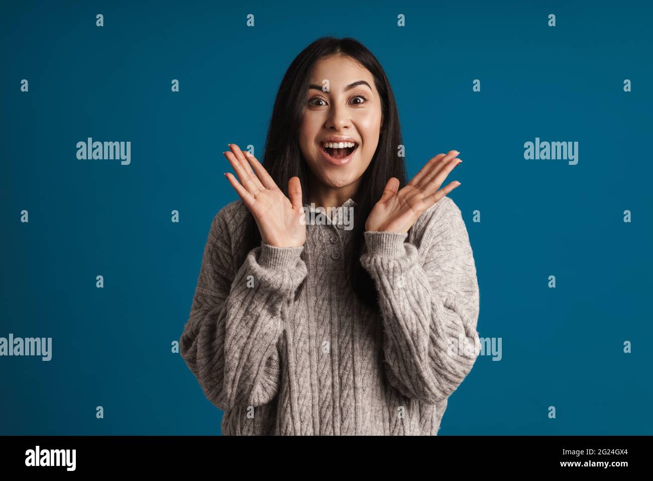 Excited beautiful asian girl expressing surprise at camera isolated ...