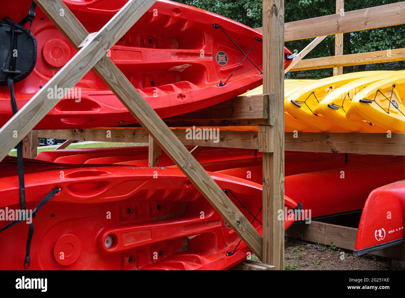 Rental kayaks and canoes at the Nantahala Outdoor Center Roswell Outpost on the Chattahoochee River in Roswell (metro Atlanta), Georgia. (USA) Stock Photo
