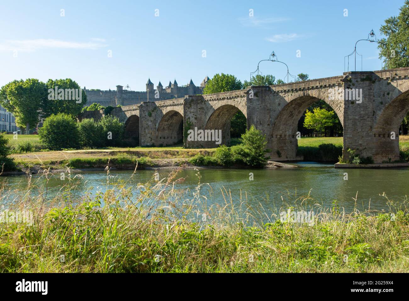 Le pont vieux de Carcassonne qui relie la ville nouvelle à la cité médiévale Stock Photo