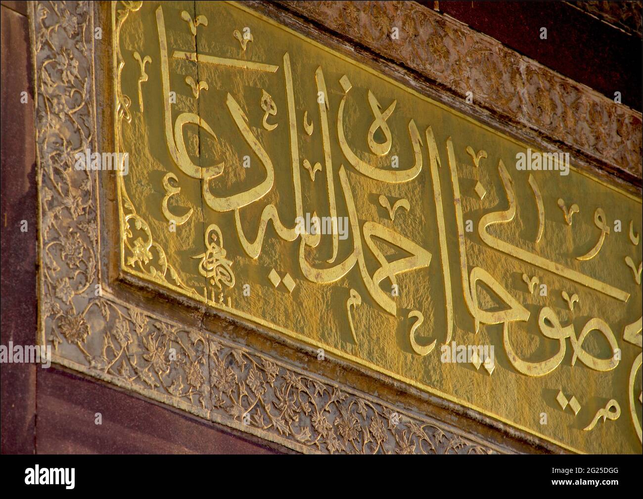 Detail of the Sultan 3. Ahmed ‚e?mesi fountain.  Built in 1728, this sizable fountain housed in a Turkish Rococo structure features ornate facades.  Sultan Ahmet Sultanahmet Meydanõ Topkapõ Sarayõ, 34122 Fatih, ?stanbul, Turkey Stock Photo