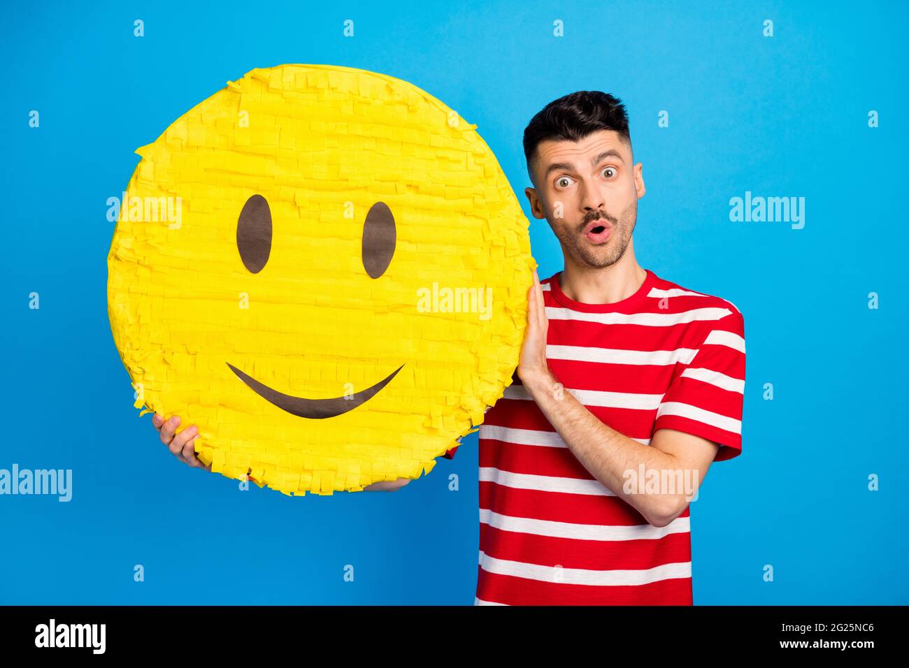 Shocked face emoji hi-res stock photography and images - Alamy