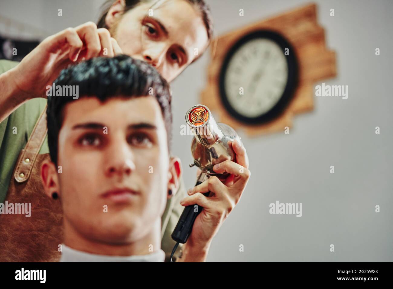 Spanish hairdresser hires stock photography and images Alamy