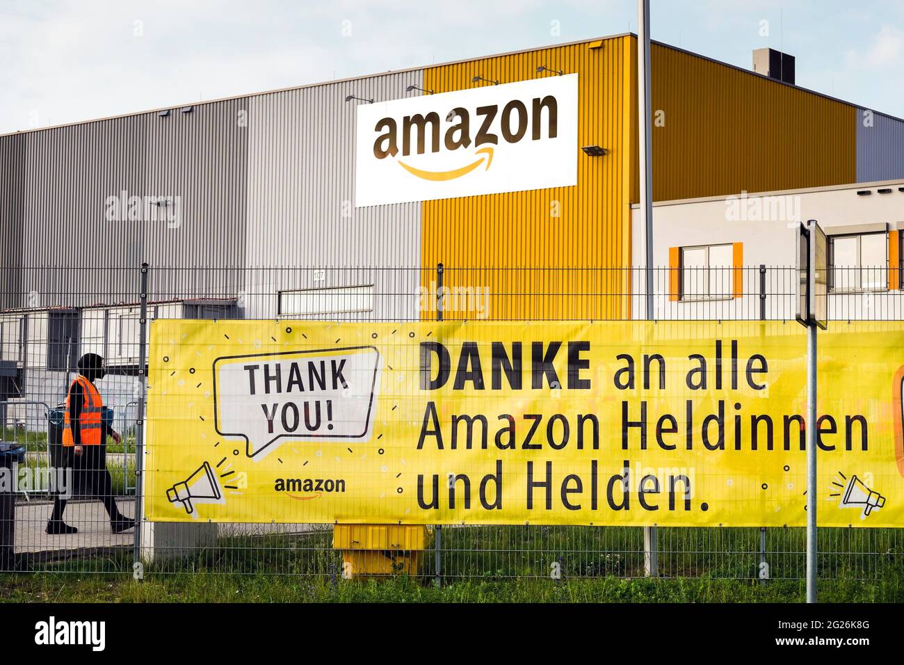 Dortmund, Germany, June 8th, 2021: On a large banner at the staff entrance of the Amazon logistics park in Dortmund, employees are thanked for their work as heroes during the corona pandemic.   ---   Dortmund, 08.06.2021: Auf einem großen Banner am Personaleingang des Amazon Logistikparks in Dortmund wird den Mitarbeiterinnen und Mitarbeitern für deren Arbeit während der Corona-Pandemie als Heldinnen und Helden gedankt. Stock Photo