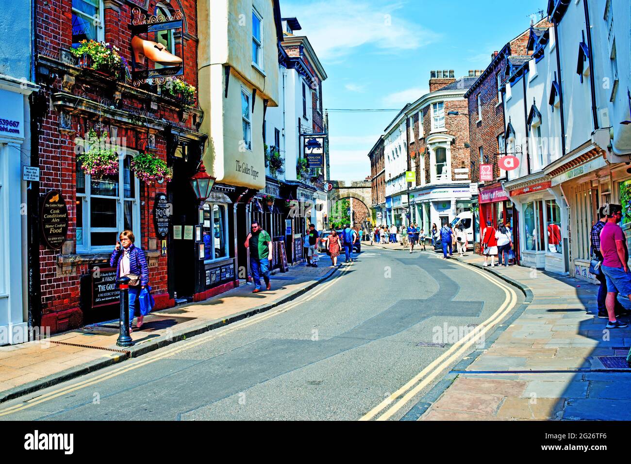 Golden Slipper Pub and shops in Goodramgate, York, England Stock Photo