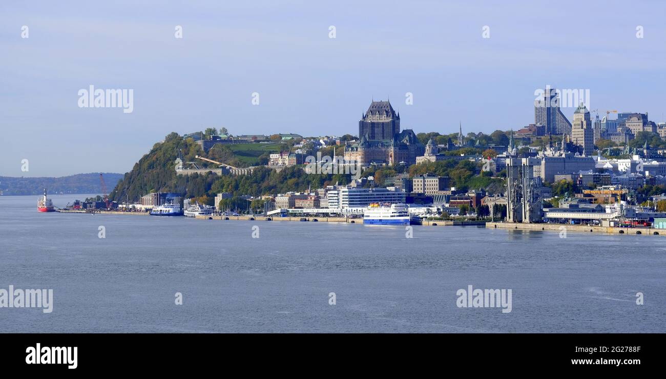 CANADA; QUEBEC CITY, QUEBEC; PORT ON THE ST. LAWRENCE RIVER; CHATEAU FRONTENAC AND THE OLD CITY AND THE NEWER CITY BUILDINGS Stock Photo