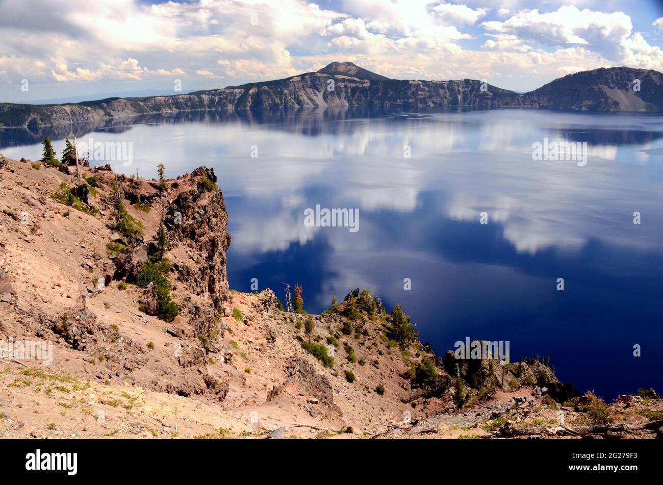 USA NATIONAL PARKS; CRATER LAKE, OREGON; DEEPEST LAKE IN USA Stock Photo