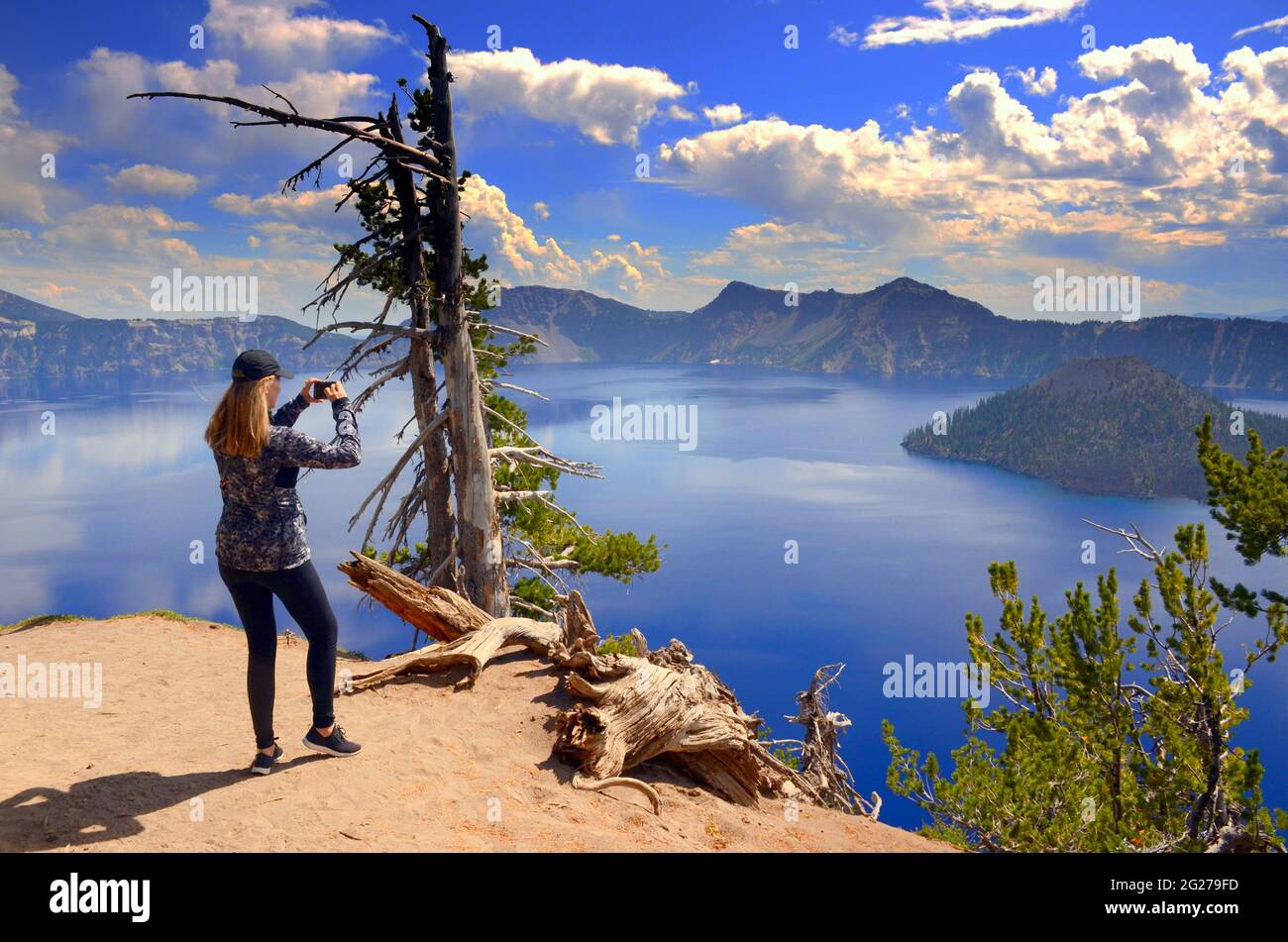 USA NATIONAL PARKS; CRATER LAKE, OREGON; DEEPEST LAKE IN USA; WIZARD ISLAND (MODEL RELEASED) Stock Photo