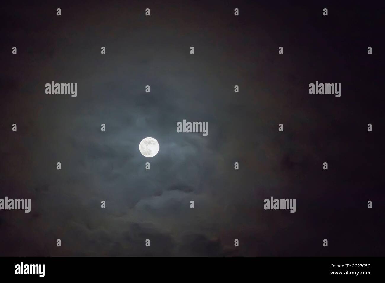 Full Moon with clouds at Night, Dramatic clouds in the moonlight Stock ...