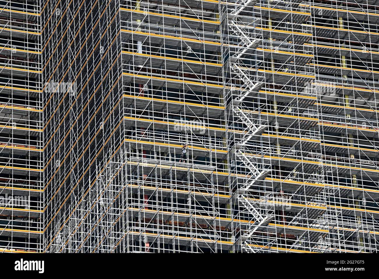 Berlin, Germany. 08th June, 2021. A high-rise building is completely scaffolded with scaffolding. It is 'ÜBerlin' Residential Tower at Steglitzer Kreisel. Credit: Jens Kalaene/dpa-Zentralbild/ZB/dpa/Alamy Live News Stock Photo