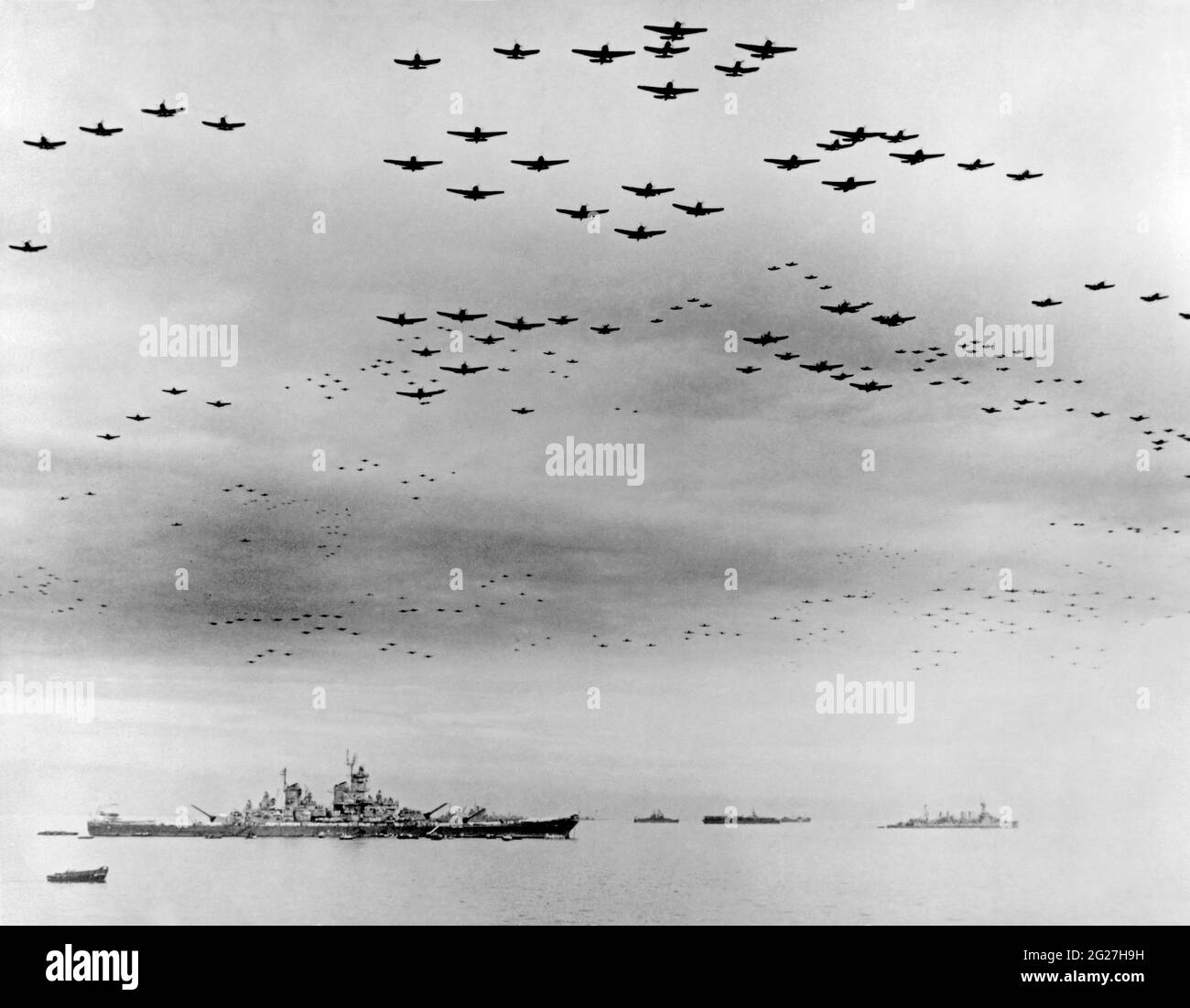U.S. Navy carrier planes flying over British and U.S. Navy fleets in Tokyo Bay, Japan Stock Photo