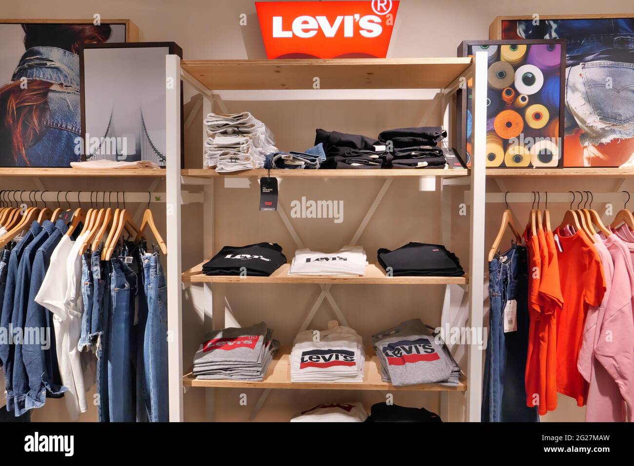 LEVIS CLOTHES ON DISPLAY INSIDE THE COIN FASHION STORE Stock Photo