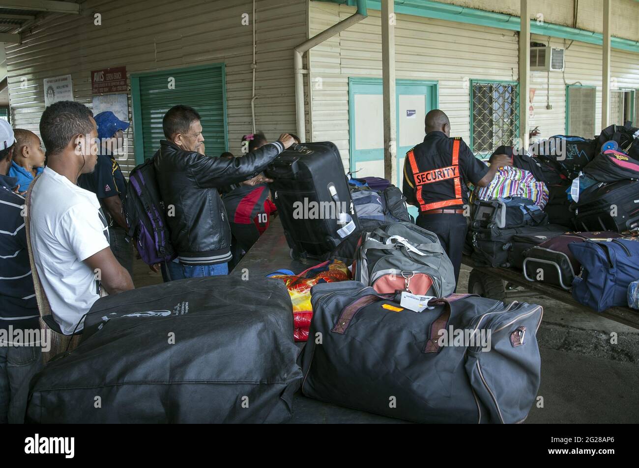 Papua New Guinea, Goroka - airport - Baggage claim; Flughafen - Gepäckausgabe; Lotnisko - odbiór bagażu; Papuasi; torby, walizki, port lotniczy Stock Photo