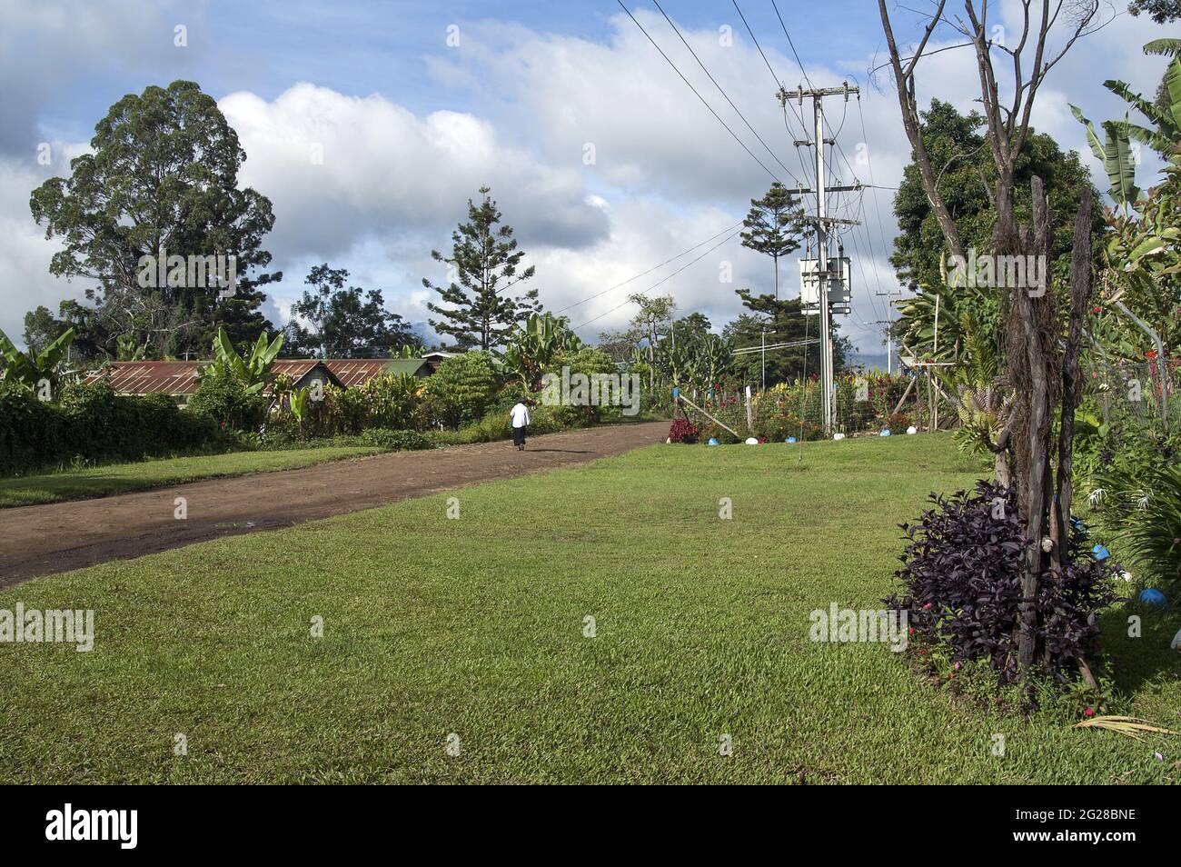 Papua New Guinea; Goroka; Dirt road, Typical road outside the city center. Schotterstraße, Typische Straße außerhalb des Stadtzentrums. Droga gruntowa Stock Photo