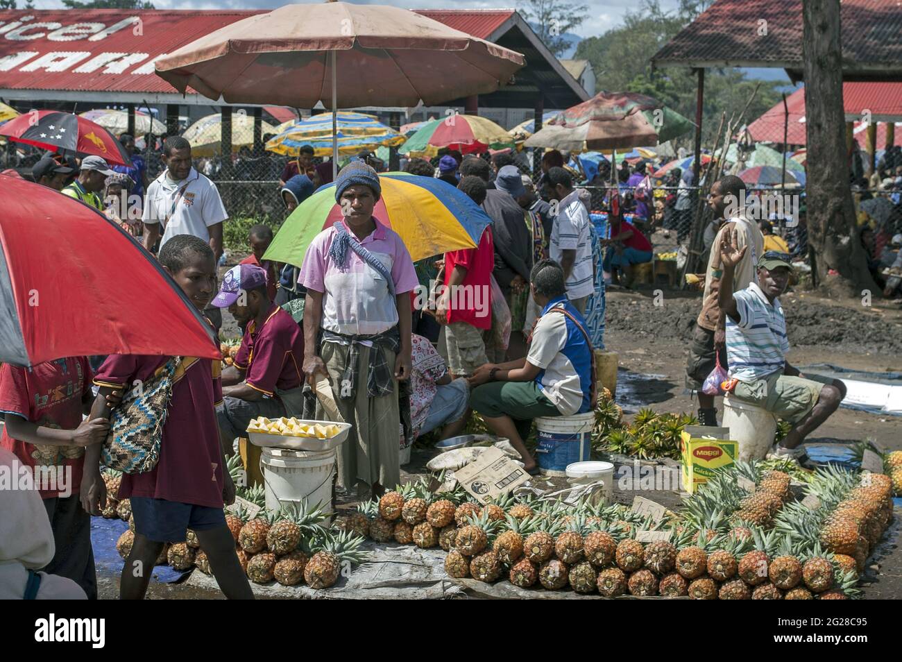 Papua New Guinea; Goroka; City marketplace. A city market full of people. Ein Stadtmarkt voller Menschen. Un mercado de la ciudad lleno de gente. 市場。 Stock Photo