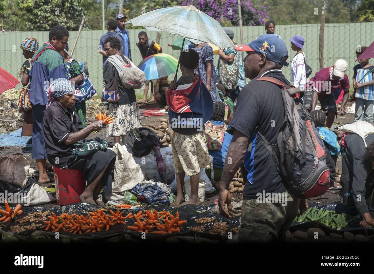 Papua New Guinea; Goroka; City marketplace. A city market full of people. Ein Stadtmarkt voller Menschen. Un mercado de la ciudad lleno de gente. 市場。 Stock Photo