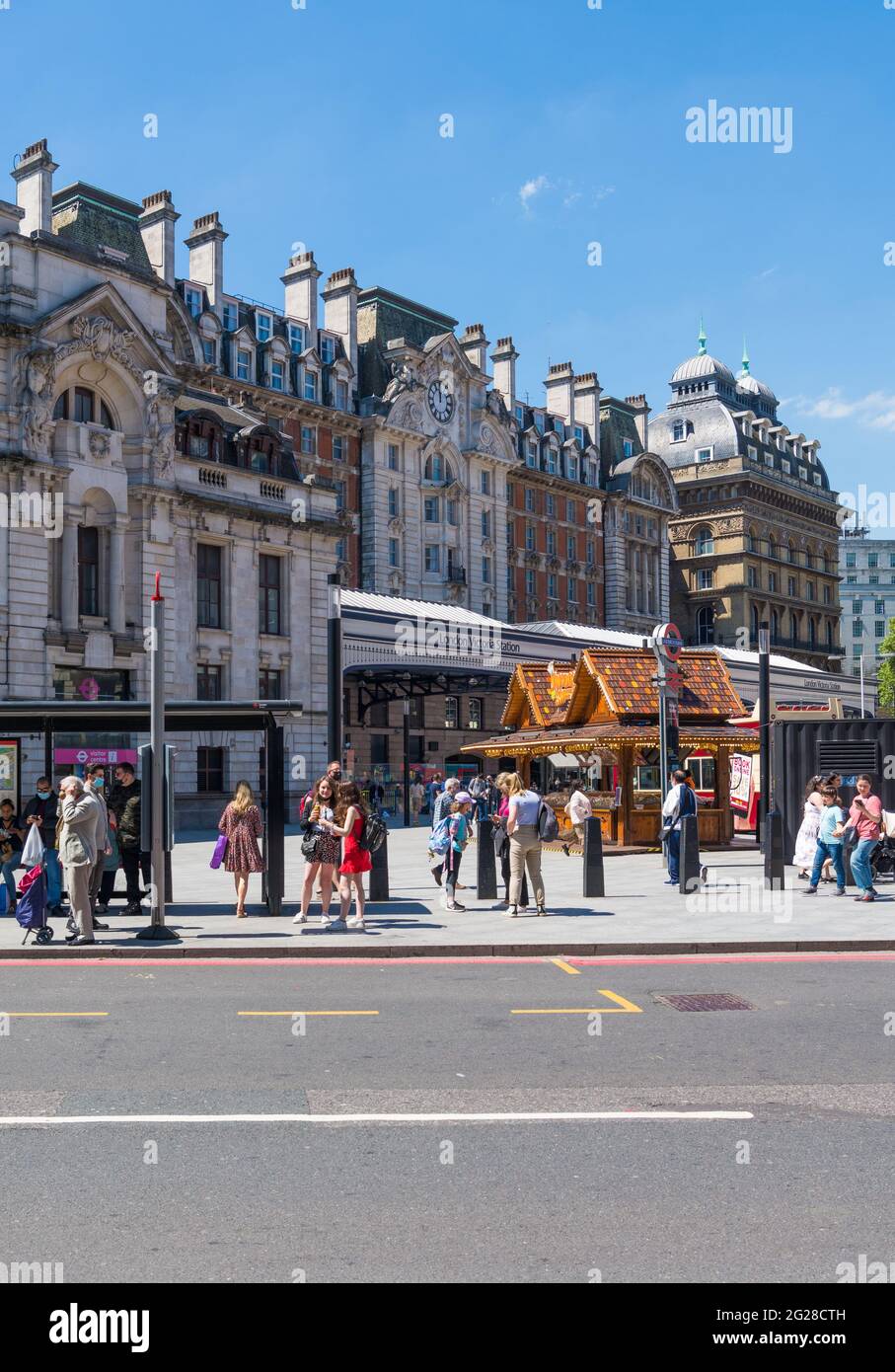 People waiting bus stop london hi-res stock photography and images - Alamy