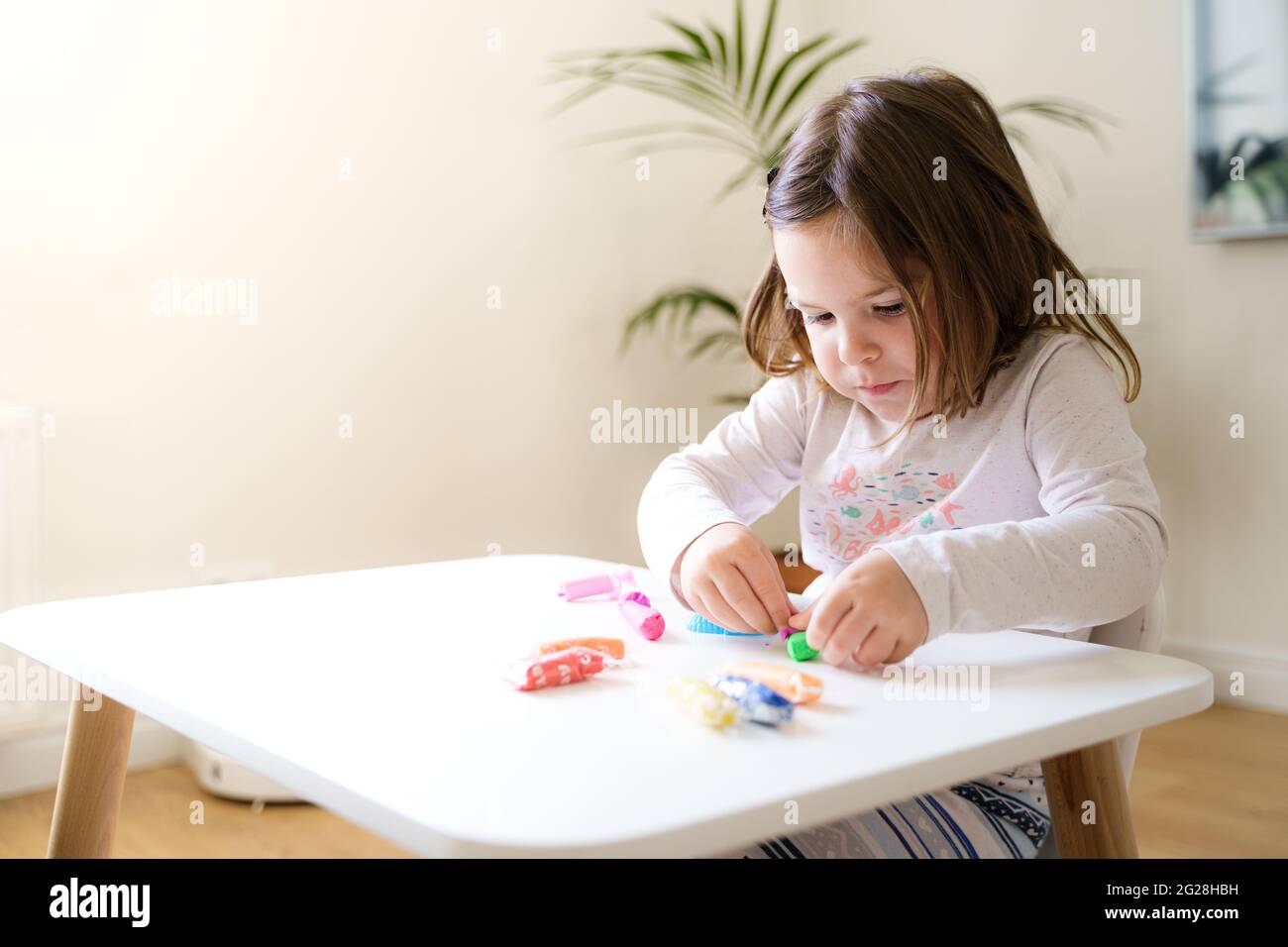 A Escola Com Grande Plástico Escava Um Túnel O Jogo Para Crianças Em Idade  Pré-escolar Foto de Stock - Imagem de playtime, kindergarten: 82542640