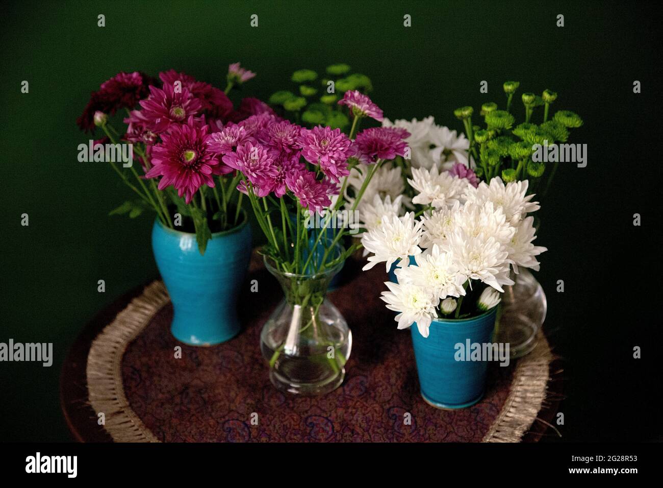 Blumenstrauß im Blumentopf auf dem Tisch Stock Photo