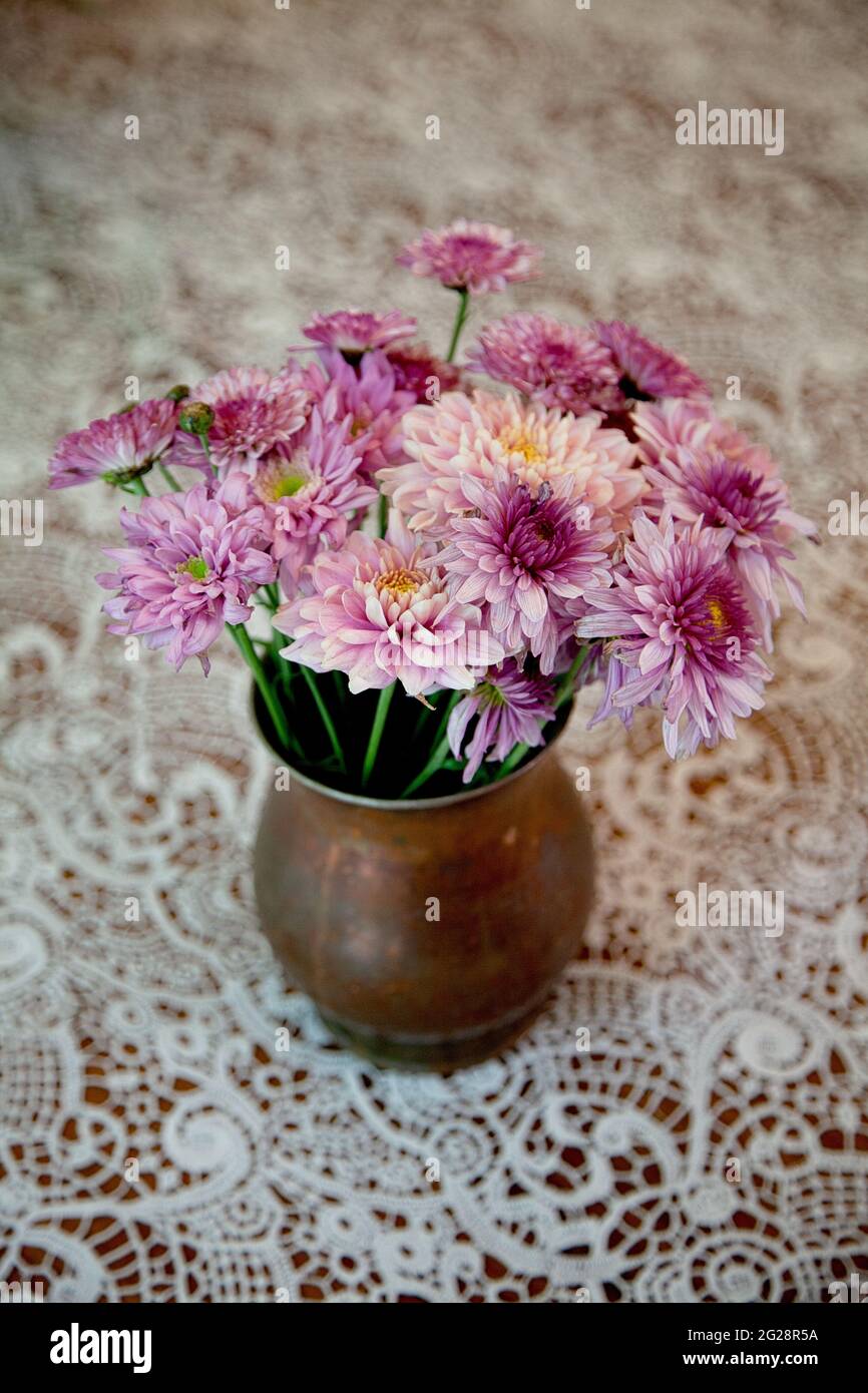Blumenstrauß im Blumentopf auf dem Tisch Stock Photo